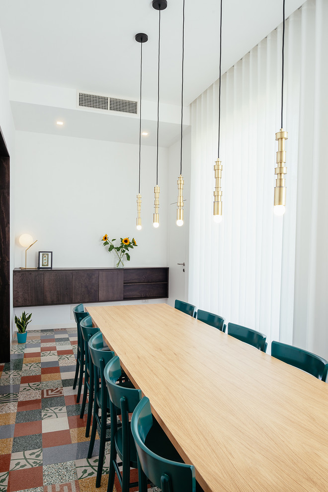 Idéer för funkis matplatser, med vita väggar och flerfärgat golv