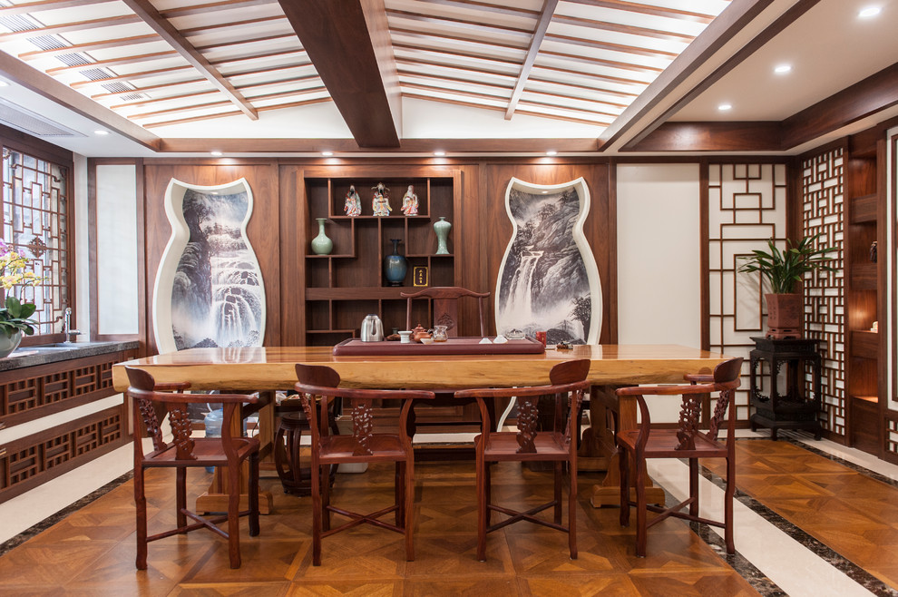 Diseño de comedor asiático grande con paredes blancas, suelo de madera en tonos medios y suelo multicolor