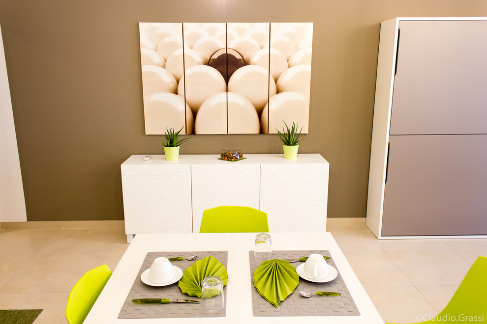 Idee per una piccola sala da pranzo minimal con pavimento in gres porcellanato e pavimento beige