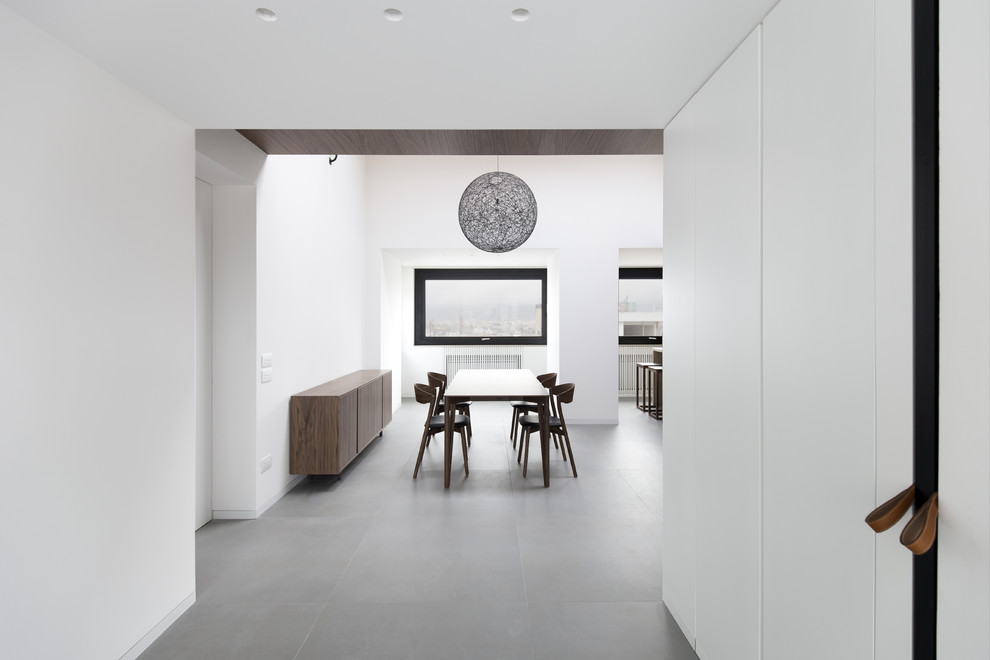 Exemple d'une salle à manger tendance avec un sol en carrelage de porcelaine et un sol gris.