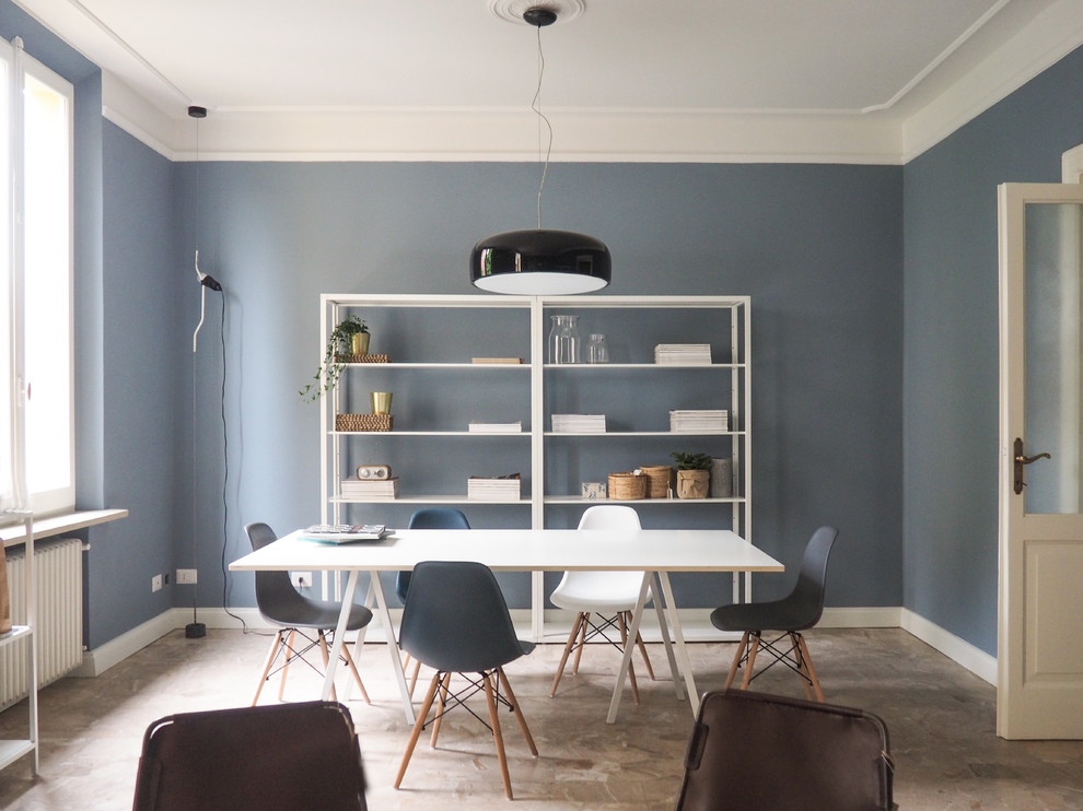 Idéer för en stor modern matplats, med blå väggar, marmorgolv och beiget golv
