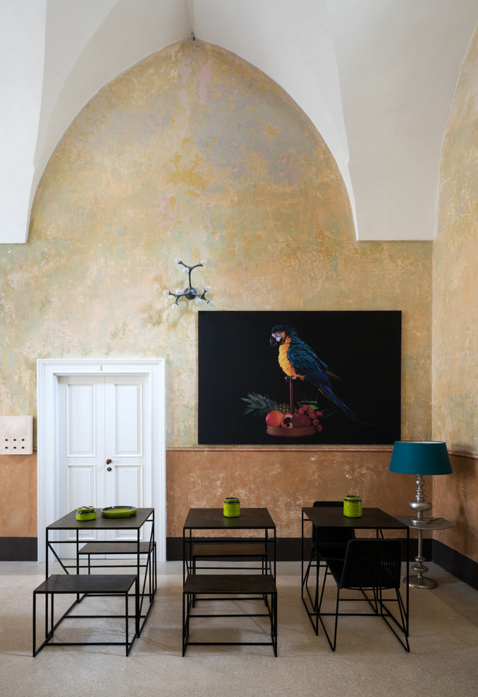Mediterranes Esszimmer ohne Kamin mit beiger Wandfarbe und grauem Boden in Mailand
