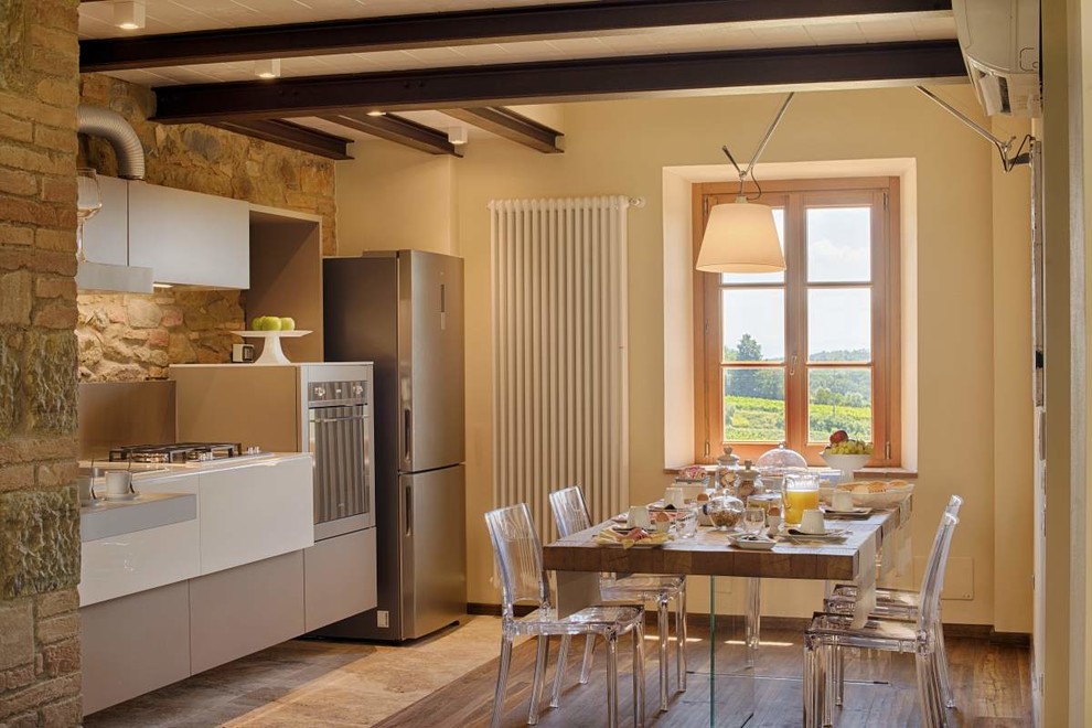 Foto de comedor de cocina contemporáneo con paredes beige, suelo de madera en tonos medios y suelo marrón
