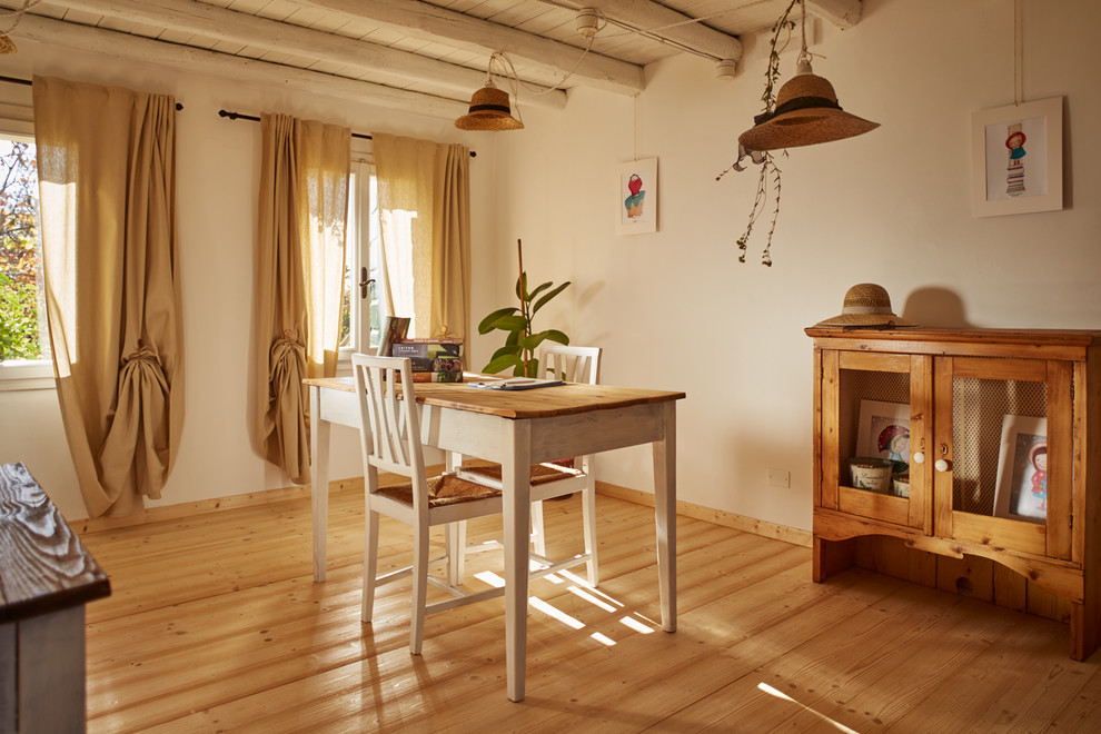 Exemple d'une salle à manger nature de taille moyenne avec un mur blanc, un sol marron et parquet clair.