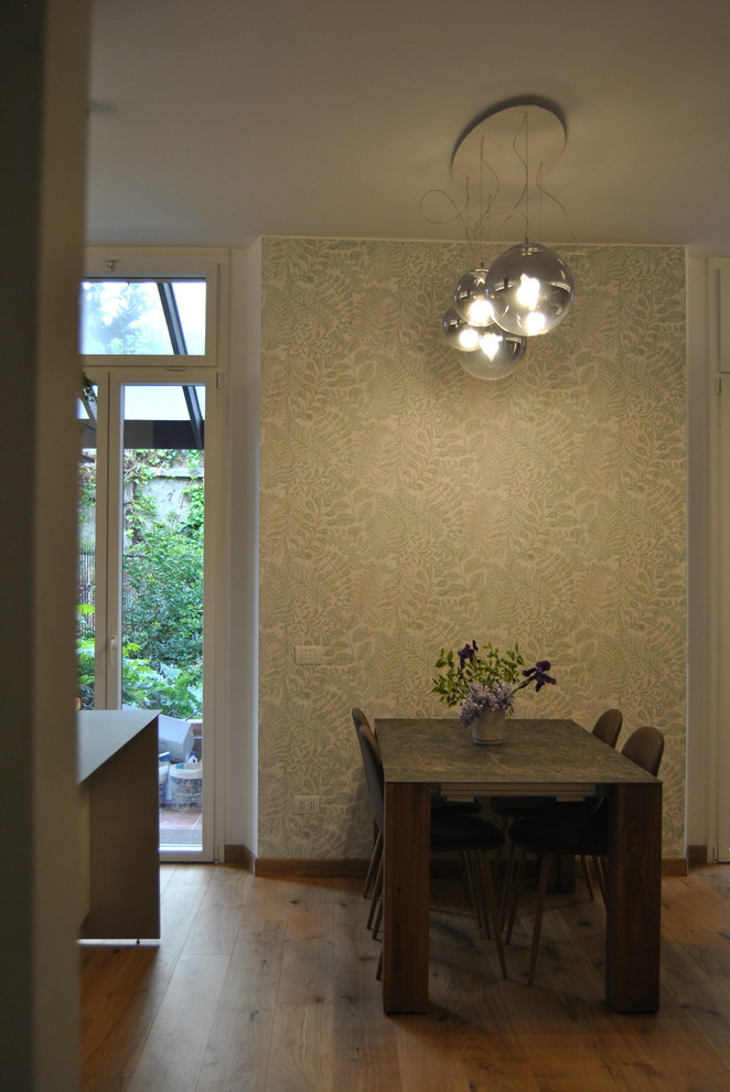Cette photo montre une salle à manger ouverte sur la cuisine tendance de taille moyenne avec parquet clair et un sol marron.