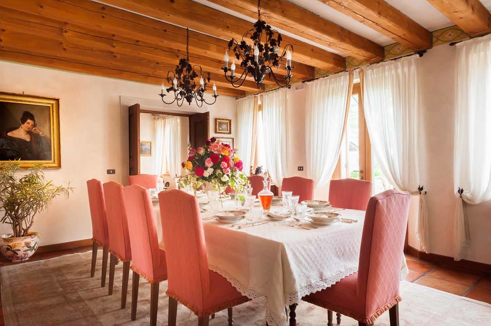 Ispirazione per una sala da pranzo classica con pareti beige, pavimento in terracotta e pavimento rosso