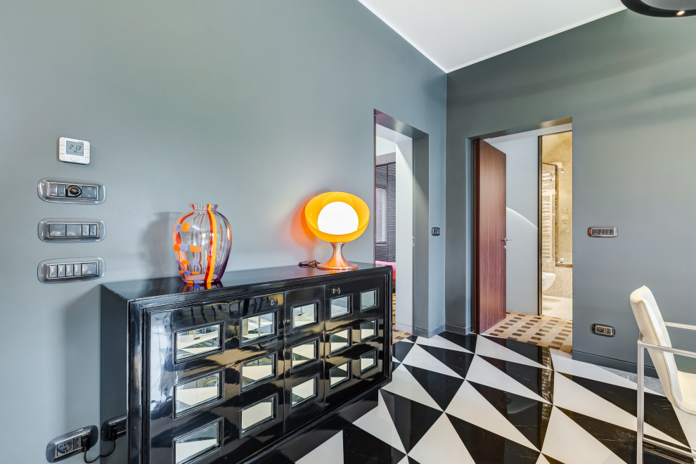Стильный дизайн: гостиная-столовая среднего размера в стиле фьюжн с серыми стенами, мраморным полом, горизонтальным камином, фасадом камина из дерева, разноцветным полом и панелями на стенах - последний тренд