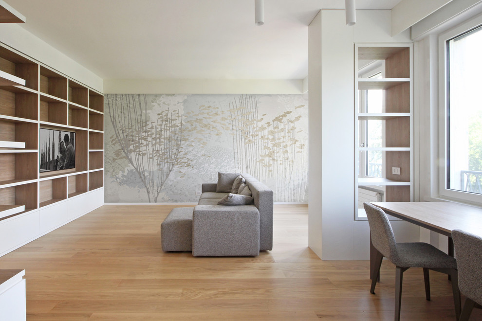 Offenes, Großes Modernes Esszimmer ohne Kamin mit weißer Wandfarbe, braunem Holzboden und gelbem Boden in Mailand