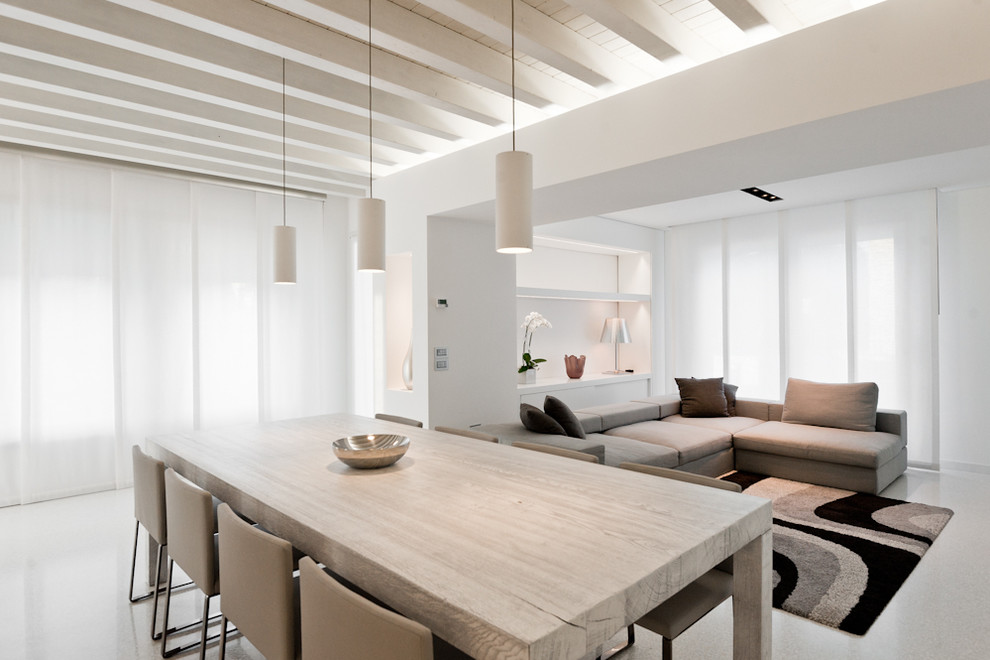 Idee per una grande sala da pranzo aperta verso il soggiorno contemporanea con pareti bianche e pavimento bianco