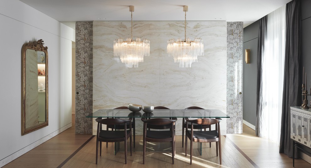 Modernes Esszimmer ohne Kamin mit hellem Holzboden und bunten Wänden in Mailand