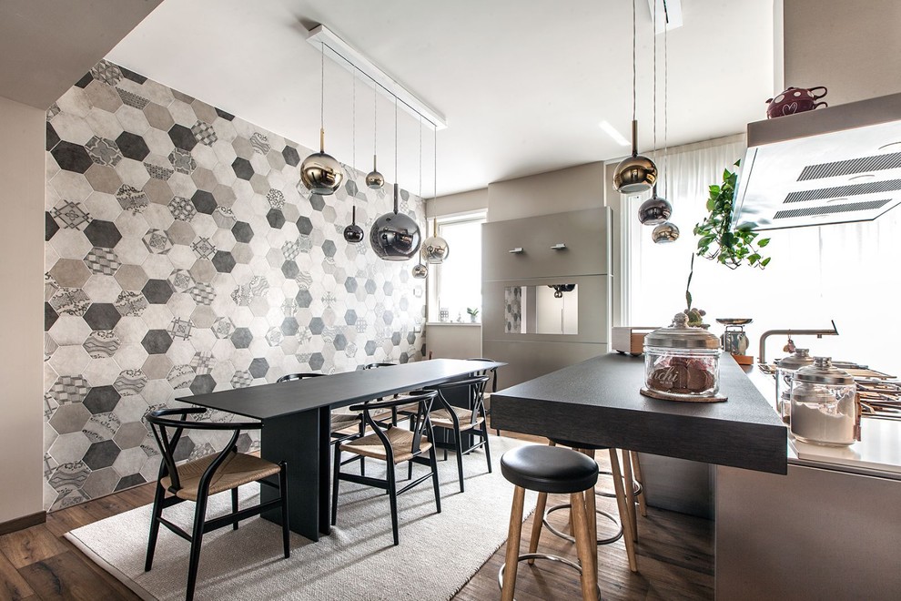 На фото: большая кухня-столовая в современном стиле с разноцветными стенами, коричневым полом и темным паркетным полом без камина с