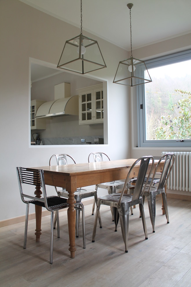 Inspiration pour une salle à manger ouverte sur le salon design de taille moyenne avec un mur beige et parquet clair.