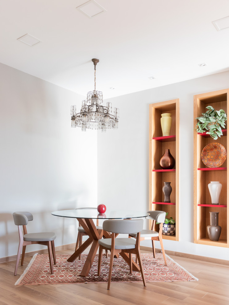 Idee per un'ampia sala da pranzo aperta verso il soggiorno contemporanea con pareti bianche e pavimento in gres porcellanato
