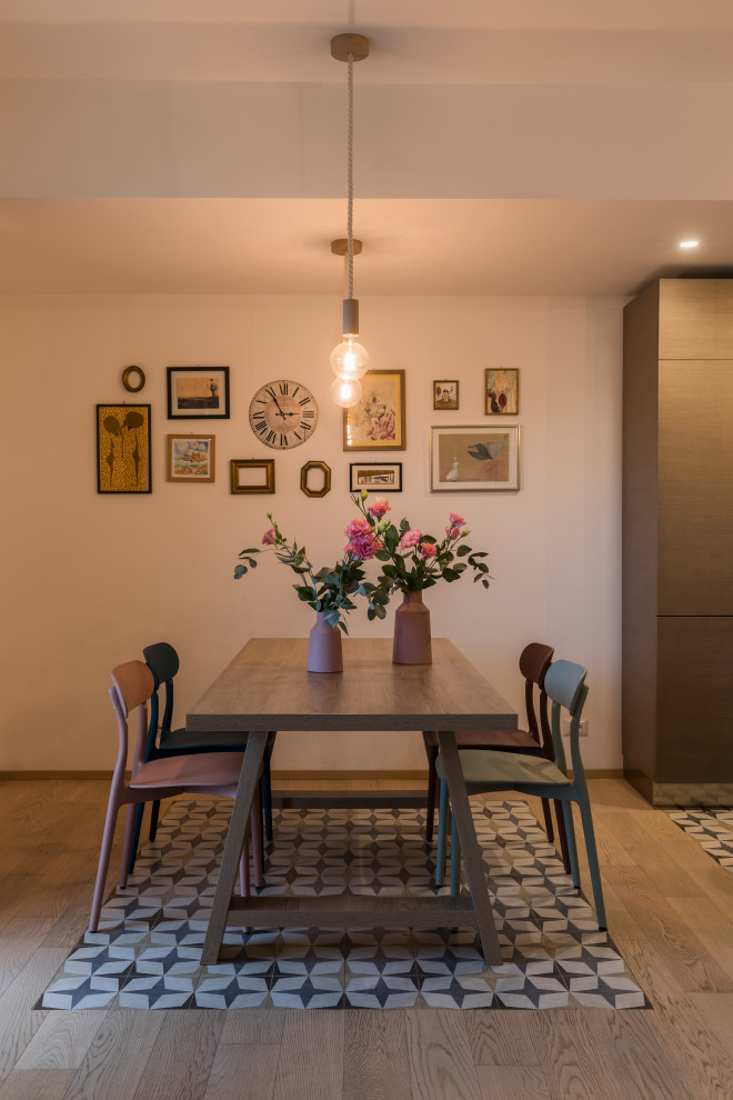 Ejemplo de comedor de cocina contemporáneo de tamaño medio con paredes blancas y suelo beige