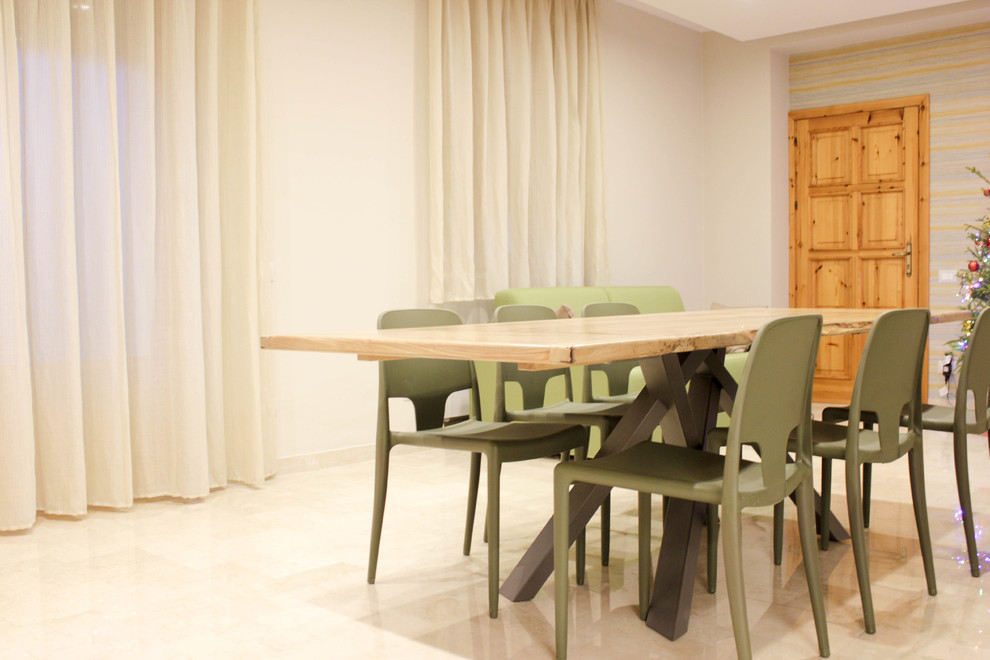 Immagine di una sala da pranzo aperta verso il soggiorno minimal di medie dimensioni con pareti beige, pavimento in marmo e pavimento bianco
