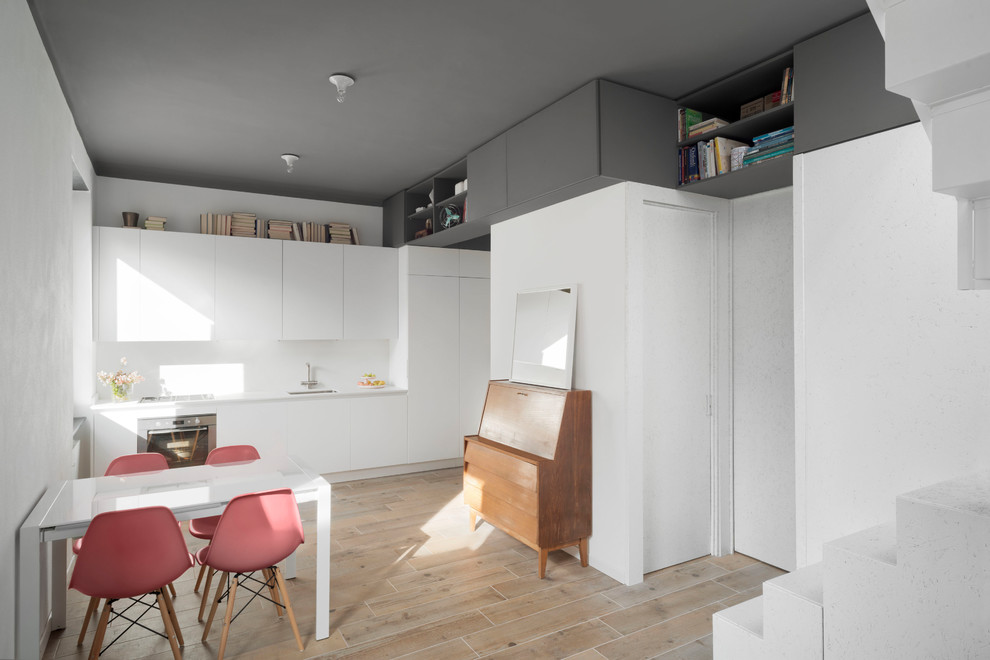 Идея дизайна: маленькая кухня-столовая в скандинавском стиле с белыми стенами и полом из керамогранита для на участке и в саду