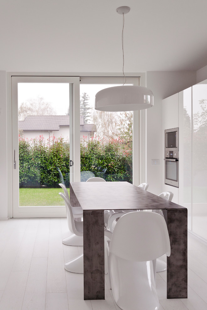 Пример оригинального дизайна: кухня-столовая среднего размера в современном стиле с белыми стенами и светлым паркетным полом