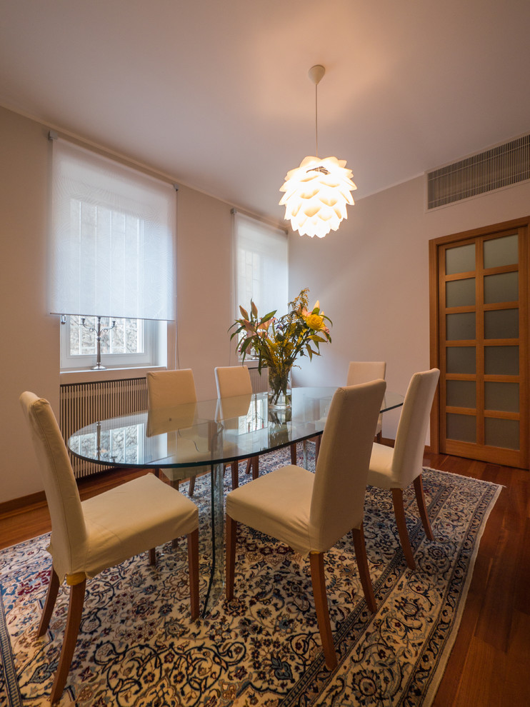 Esempio di una sala da pranzo aperta verso il soggiorno design di medie dimensioni con pareti beige, pavimento in legno massello medio e nessun camino