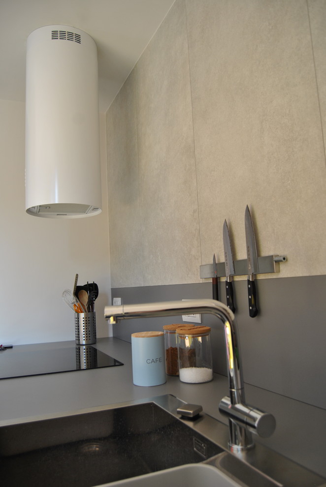 Immagine di una piccola sala da pranzo aperta verso il soggiorno contemporanea con pareti bianche