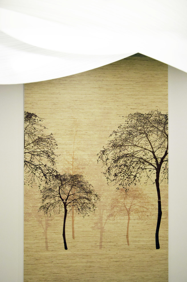 Modernes Esszimmer mit weißer Wandfarbe, Porzellan-Bodenfliesen und beigem Boden in Rom