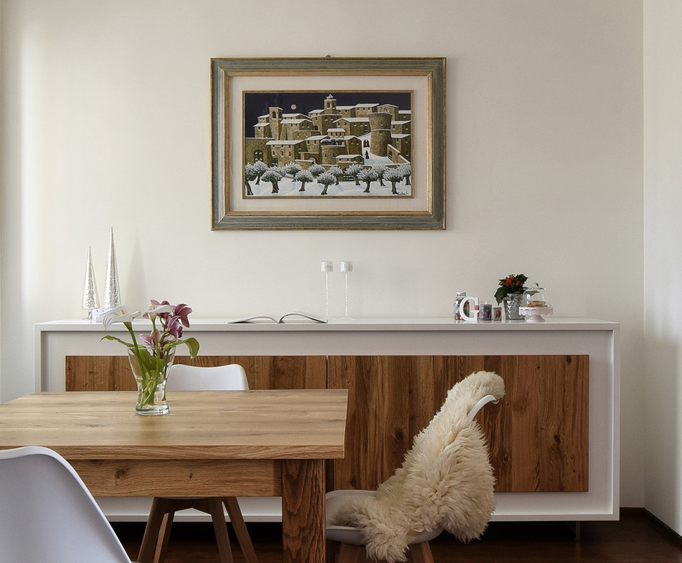 Ejemplo de comedor minimalista de tamaño medio abierto sin chimenea con paredes blancas, suelo de madera en tonos medios y suelo marrón