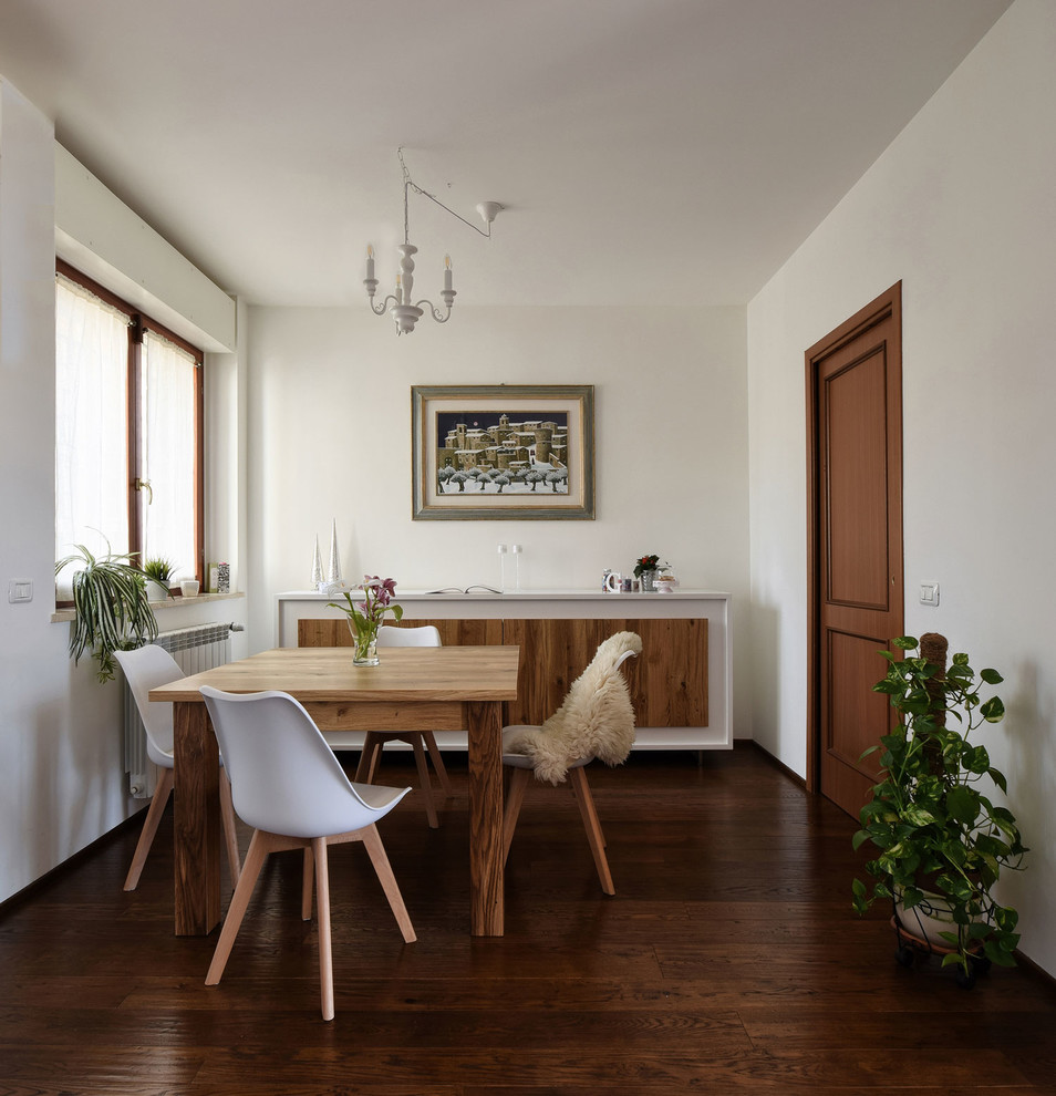 Offenes, Mittelgroßes Modernes Esszimmer mit weißer Wandfarbe, dunklem Holzboden und braunem Boden in Rom