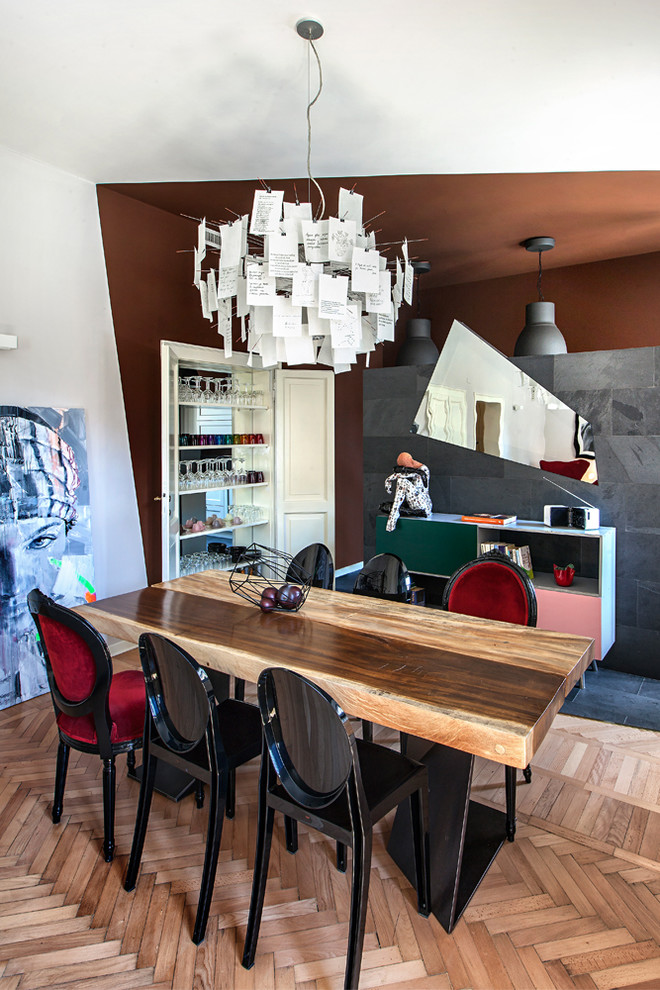 Immagine di una sala da pranzo aperta verso la cucina bohémian con pareti multicolore, pavimento in legno massello medio e pavimento marrone