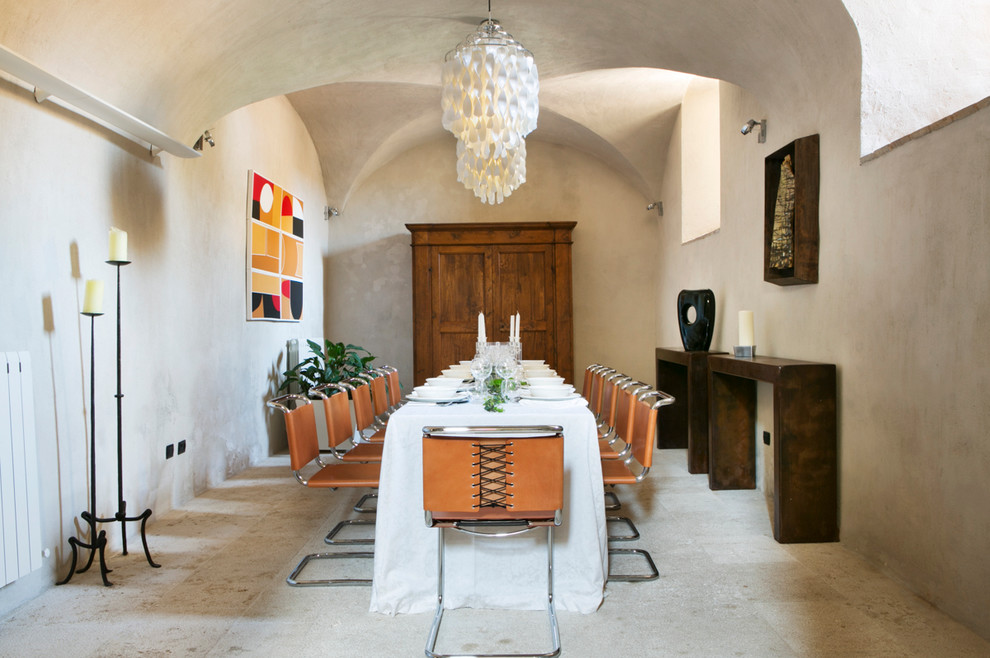 Esempio di una sala da pranzo eclettica con pareti beige e nessun camino