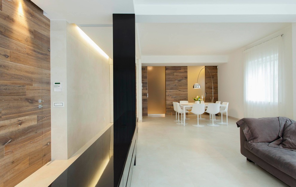 Aménagement d'une salle à manger ouverte sur le salon contemporaine avec un mur blanc.