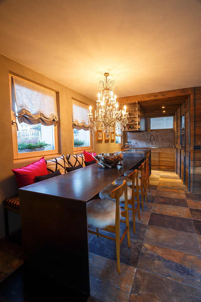 Aménagement d'une salle à manger ouverte sur la cuisine montagne de taille moyenne avec un mur gris, un sol en carrelage de porcelaine, une cheminée d'angle, un manteau de cheminée en métal et un sol multicolore.