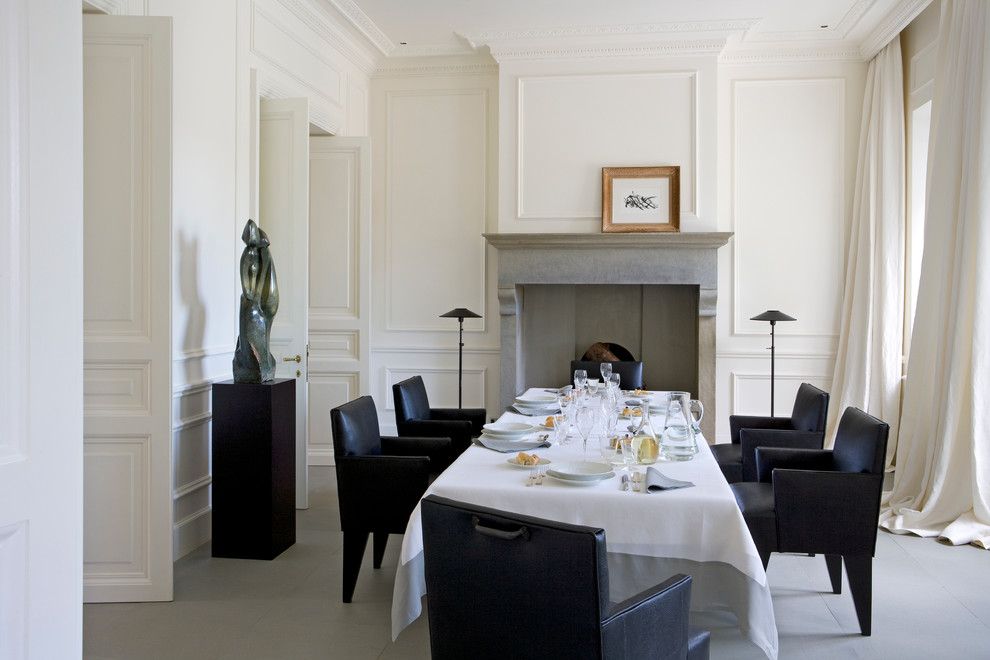 Example of a transitional dining room design in Rome