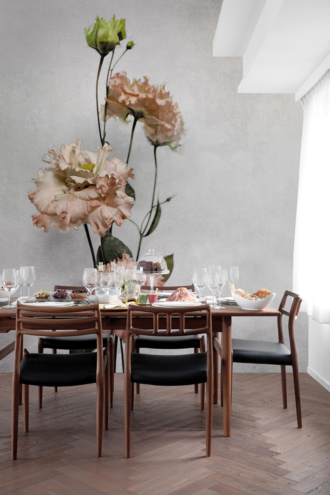 Immagine di una piccola sala da pranzo moderna con pareti multicolore e parquet chiaro