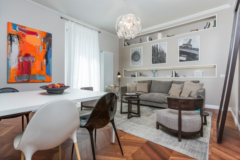 Offenes, Mittelgroßes Modernes Esszimmer ohne Kamin mit beiger Wandfarbe, braunem Holzboden und braunem Boden in Mailand