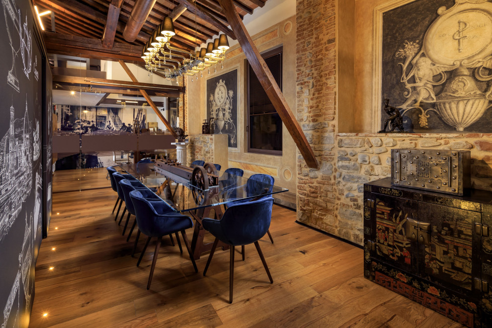 Aménagement d'une salle à manger méditerranéenne avec un mur marron, un sol en bois brun, un sol marron, poutres apparentes et un plafond voûté.