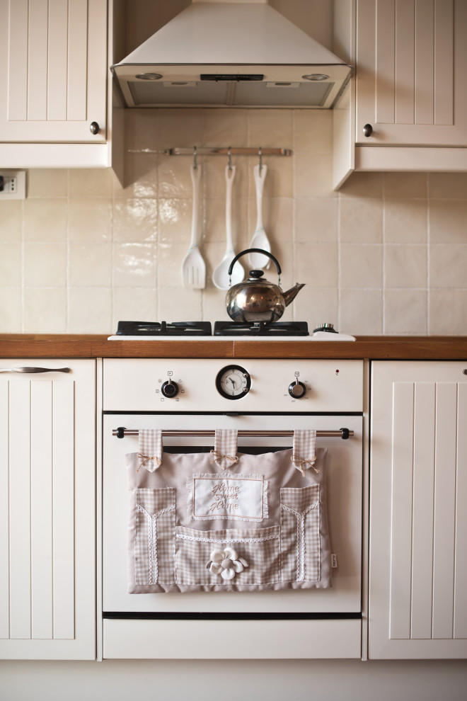Пример оригинального дизайна: маленькая кухня-столовая в современном стиле с розовыми стенами, полом из терракотовой плитки и оранжевым полом для на участке и в саду