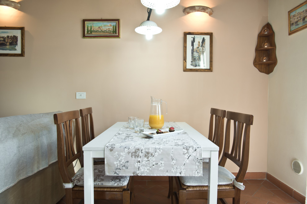 Стильный дизайн: маленькая кухня-столовая в современном стиле с розовыми стенами, полом из терракотовой плитки и оранжевым полом для на участке и в саду - последний тренд