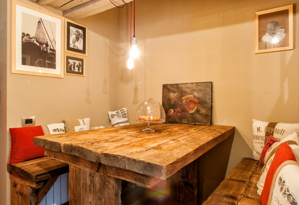 Foto de comedor urbano de tamaño medio abierto con paredes beige y suelo de madera en tonos medios
