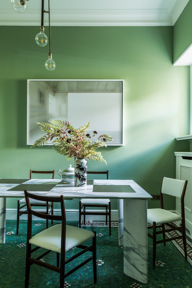 Immagine di una sala da pranzo vittoriana con pareti verdi, nessun camino e pavimento multicolore
