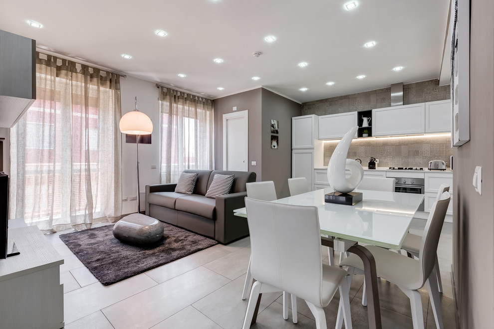 Esempio di una sala da pranzo aperta verso il soggiorno minimal di medie dimensioni con pavimento con piastrelle in ceramica, pareti grigie e pavimento bianco