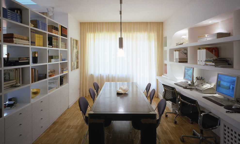 Cette image montre une très grande salle à manger design avec un mur blanc, parquet clair, un sol beige et un plafond décaissé.
