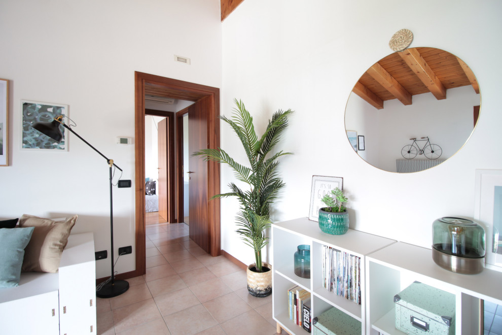 Mittelgroße Moderne Wohnküche mit weißer Wandfarbe, Porzellan-Bodenfliesen und beigem Boden in Venedig