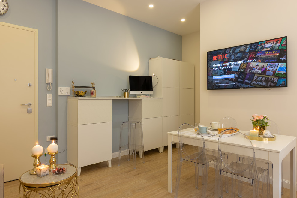 Foto di una piccola sala da pranzo aperta verso il soggiorno chic con pareti beige, parquet chiaro e pavimento multicolore