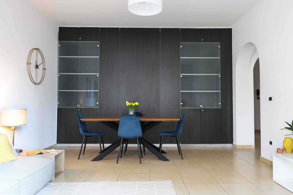 Esempio di una sala da pranzo aperta verso il soggiorno contemporanea di medie dimensioni con pareti bianche, pavimento in gres porcellanato e pavimento beige