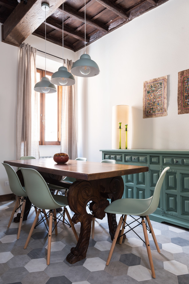 Ispirazione per una piccola sala da pranzo mediterranea con pareti bianche, nessun camino e pavimento multicolore