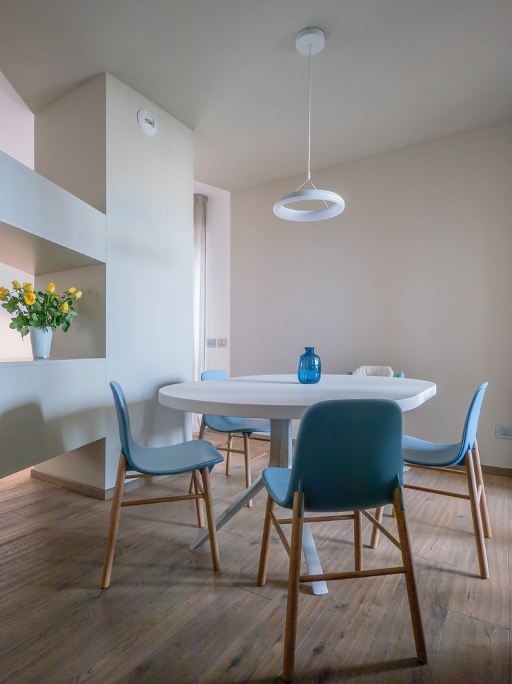 Esempio di una piccola sala da pranzo aperta verso il soggiorno design con pareti beige e parquet scuro
