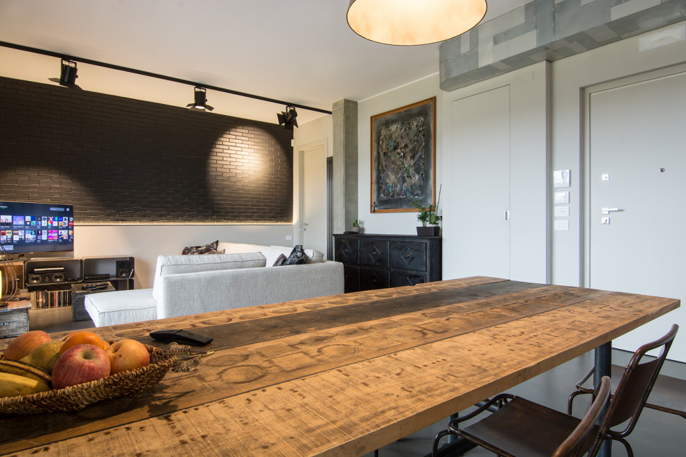 Идея дизайна: гостиная-столовая среднего размера в стиле лофт с серыми стенами, бетонным полом и серым полом