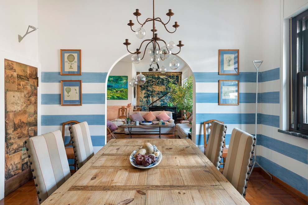 Idee per una sala da pranzo eclettica chiusa con pareti multicolore e pavimento in legno massello medio