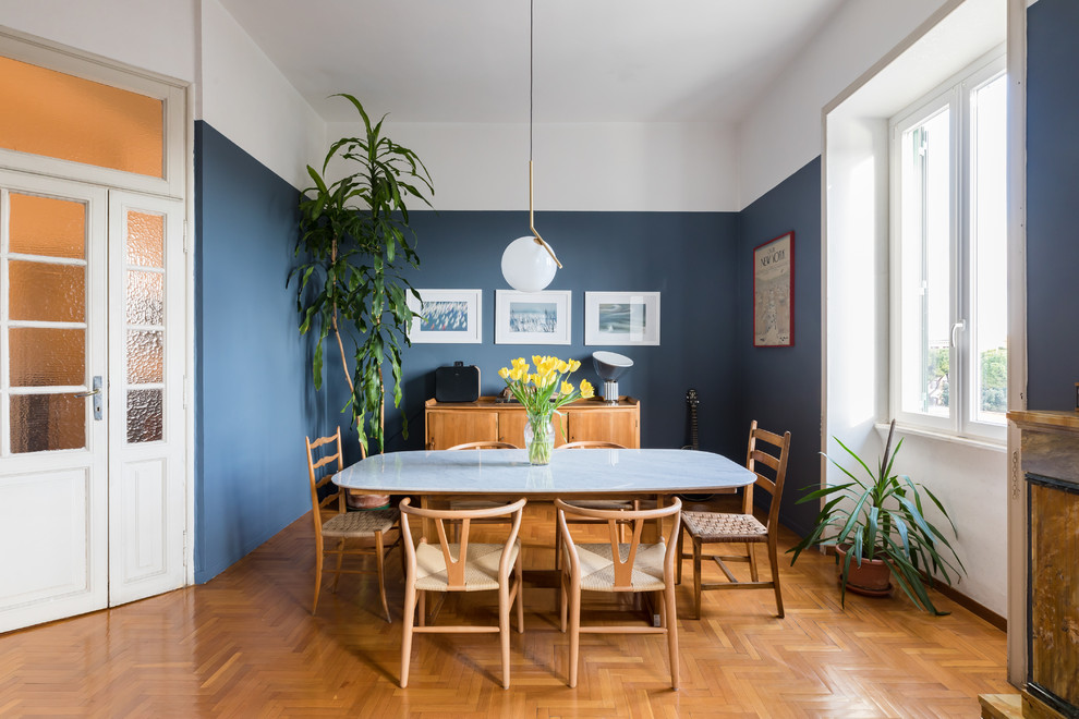 Esempio di una sala da pranzo tradizionale con pareti blu, pavimento in legno massello medio e pavimento marrone