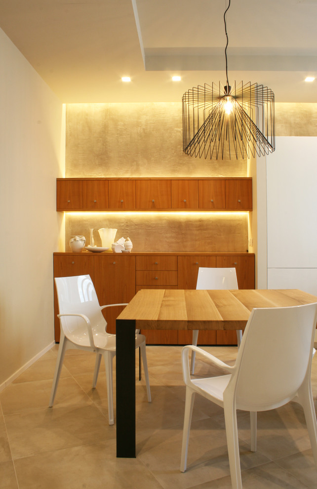 Idée de décoration pour une petite salle à manger ouverte sur la cuisine minimaliste avec un mur jaune et un sol beige.