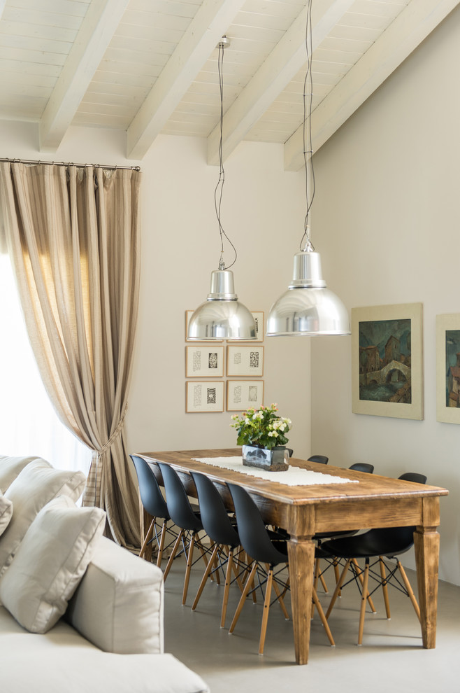 Traditional dining room in Milan with white walls and no fireplace.